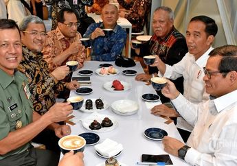 Selfie dan Ngopi Bareng Setelah Resmikan Jalan Tol Soroja, Casing HP Presiden Jokowi Curi Perhatian Netizen: Mau dong Pak!