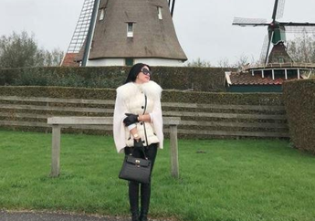 Foto di Bawah Kincir Angin, Ternyata Harga Mantel Bulu-bulu Manja Syahrini Seharga Motor, ckckck&hellip;. 