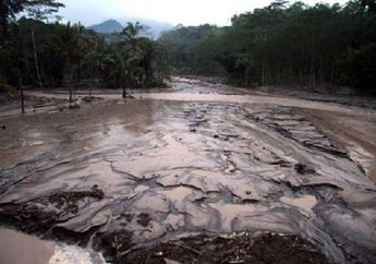 Menegangkan, Beginilah Detik-detik Banjir Lahar Dingin di Lereng Gunung Agung