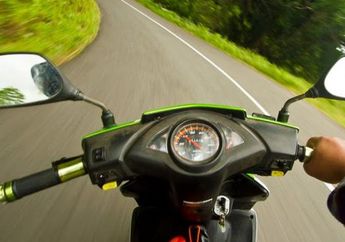 Aksi Berkendara Seorang Siswi SMA Ini, Bikin Netizen Salah Fokus!