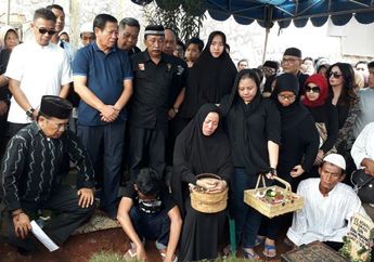 VIDEO - Prosesi Pemakaman Eko Dj, Terlihat Bapak Agum Gumelar Juga Hadir.
