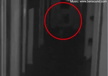Berani Nonton, Inilah Video Penampakan Hantu Anak Kecil di Sebuah Rumah Tua