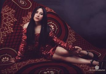 Tampil dengan Gaya Rambut Messy, Penampilan Prilly Latuconsina Terlihat Seksi?