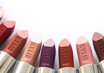 Sukses dengan Beauty Line, Kylie Jenner Kembali Launching 20 Shade Lipstik Silver Series Terbaru!