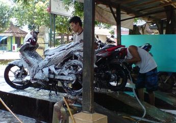 Mencuci Motor Ketika Mesinnya Sedang Panas, Bahaya Gak sih ?
