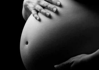 Baru Berusia 16 Tahun, Dengan Pedenya Remaja ini Pamerkan Perut Buncitnya yang Tengah Mengandung