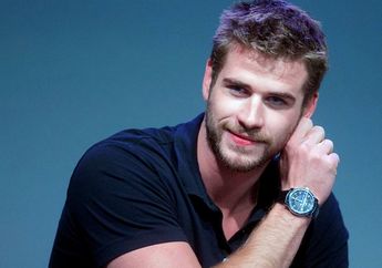 Liam Hemsworth Bergulat Lawan Ombak di Mentawai, Keren Parah!