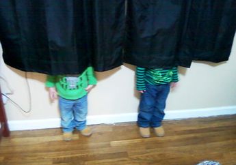 7 Foto Kelakuan Anak Bule Saat Main Petak Umpet, No 5. Sembunyi di Toilet!