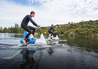 Wow, Kini Kamu Bisa Merasakan Sensasi Baru Bersepeda di Atas Air loh