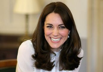 Sambut Natal dengan Dress Merah Simpel, Contek yuk Penampilan Kate Middleton Agar Penampilanmu Makin Memesona