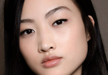 Biar Nggak Kelihatan Sipit, Ini 3 Teknik Makeup Untuk Kamu yang Tidak Punya Lipatan Kelopak Mata