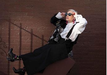 Wanita 64 Tahun yang Mendadak Terkenal dan Jadi Selebgram Gara-gara Hal Ini