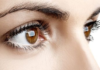 Ngeri Banget! Gara-gara Tak Cuci Sarung Bantal Selama 5 Tahun, Hal Mengerikan Terjadi Pada Mata Wanita Ini