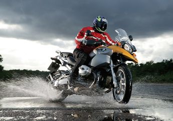 Pastikan Kamu Tahu Cara Hadapi Lubang di Jalan, Kalau Nggak, Nyawa Taruhannya