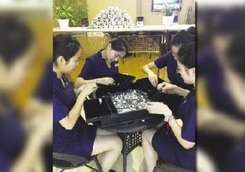 Demi Membeli Cincin untuk Melamar Kekasih, Pria Ini Kumpulkan Uang Koin Hingga Rp 24 Juta!