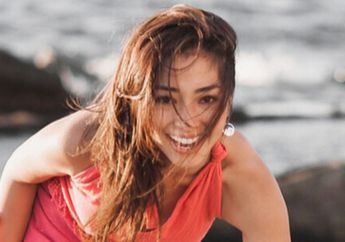 Wow, Dua Barang Mewah Ini Nempel di Tubuh Nikita Willy Saat Duduk Cantik di Atas Bangku Piano, Berapa ya Harganya?