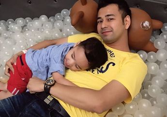 Raffi Ahmad  dan Rafathar Telanjang Sambil Joged-Joged Dipinggir Jalan! Ngapain Sih?