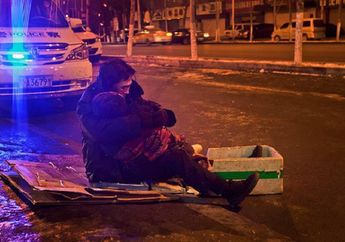 Sedih, Suami Peluk Jasad Istrinya Selama 2 Jam di Jalanan