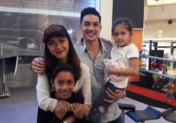 Andrew White dan Nana Mirdad Bagi Pengalaman saat Hadiri Gala Premier Star Wars di Los Angeles