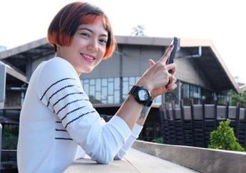 Pakai Gaun Pengantin dan Lari-larian di Halte Bus, Poppy Sovia Lakukan Prewed Ya?