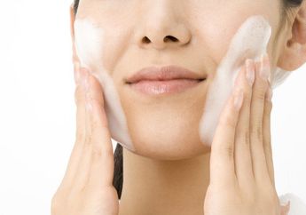 Ingin Wajah Makin Glowing? Hindari Mencuci Muka dengan Sabun Jenis Ini