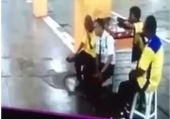 Serem! Beredar Video Detik-detik Seorang Petugas Parkir Tiba-tiba Meninggal Tanpa Sebab