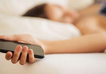 Tidur Berdekatan Dengan Smartphone Tercinta Bisa Menyebabkan Kanker dan Infertilitas
