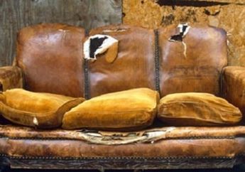 Seniman Ini Sulap Barang Rongsokan yang Dibuang di Jalan Menjadi Karya Seni, Tapi kok Hasilnya Bikin Sedih ya?