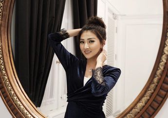 Cantik Kala Kenakan Batik, Istri Ruben Onsu Selempangkan Tas dengan Harga yang Bikin Melongo!