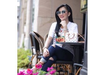 Bergaya Kasual Chic, Ternyata Segini Harga Koas Oblong Milik Syahrini yang Bikin Tepok Jidat