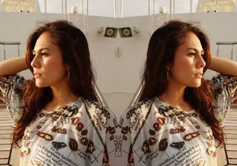 Jongkok Cantik Diantara Rerumputan, Wulan Guritno Tampil Memesona dengan Gaya Kasual, eh..Tasnya Bikin Salah Fokus!