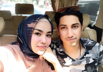 Duduk Cantik Kepanasan, Medina Zein Tampil dalam Balutan Busana Hitam dengan Alas Kaki yang Harganya Bikin Mata Melotot