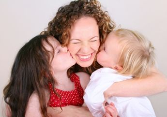 Si Kecil Baru Mendapat Adik? Lakukan 5 Hal Ini Agar Dia Tidak Merasa Cemburu 