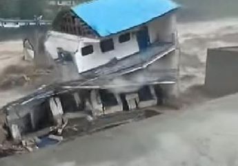 Tak Mau Dievakuasi, Rumah Sekaligus Penghuninya Disapu Banjir Bandang