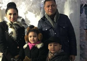 Liburan Natal, Krisdayanti Jalan-jalan ke Jepang, eh Aurel Jaga Warung 