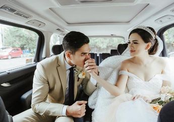 Rayakan Natal Bersama Marcel Chandrawinata, Seperti Ini Paras Ayu Sang Istri dengan Busana Putih