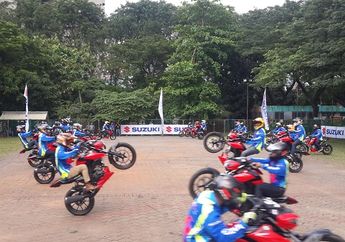 Ciamik! 50 Freestyler Pakai Suzuki GSX-S150 Wheelie Bareng, Jangan Tanya Alasannya Deh 