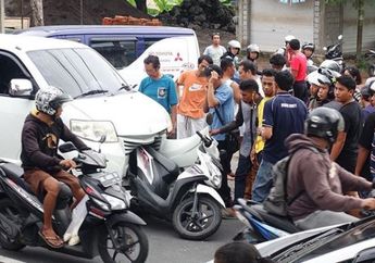 Motor Dihantam Mobil, Malah Mobilnya yang Penyok, Lalu Begini Kondisi Korbannya
