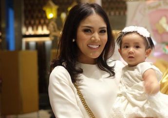 Nggak Kalah Modis dari Mamanya, Anak Nindy Ayunda Pakai Sepatu yang Harganya Bikin Kamu Nelen Ludah!