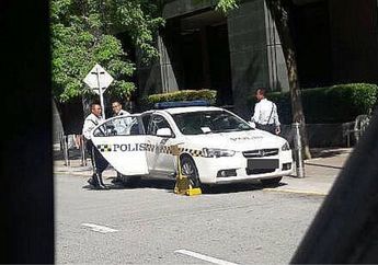 Memalukan, Mobil Patroli Polisi Malaysia Ini Digembok Karena Parkir Sembarangan