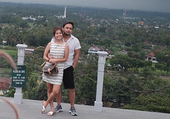 Pasangan Selebriti Ini Tak Malu Duduk di Emperan Toko, Salut!