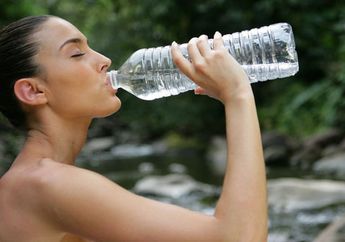 Pilih Air Putih Hangat atau Dingin? Ini Jawabannya