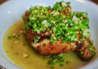 Makan Siang dengan Ayam Cabai Hijau di Warung Ini Bikin Merem Melek Jos