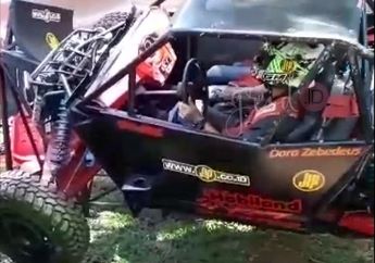 VIDEO - Tantangan! Merasakan Sensasi Mobil Terbalik di TumplekBlek 2017, Berani nggak Ladies?