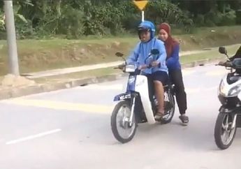 Waduh, Gadis Berseragam Sekolah Ini Freestyle Pakai Motor Butut, Selanjutnya Begini yang Terjadi