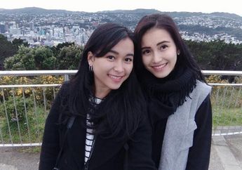 Dikecup Manja Sang Adik, Begini Penampilan Simpel Ayu Ting Ting dengan Sandal yang Harganya Nggak Main-main