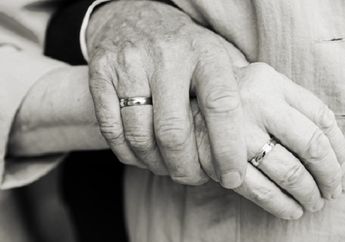 Merasa Sudah Saatnya Pergi Dari Dunia, Pasangan Lansia Memutuskan Membakar Diri Mereka Bersama