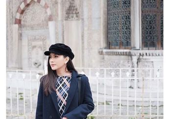 Liburan ke Turki, Jessica Mila Tampil Nyentrik dengan Berbagai Model Topi Klasik