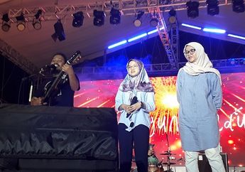 Is Payung Teduh Ajak 2 Wanita Nyanyikan Lagu Mari Bercerita di Panggung Terakhirnya