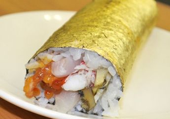 Ingin Makan Sushi Keelitan? Cus Cobain Sushi Berbalut Emas Ini Deh!